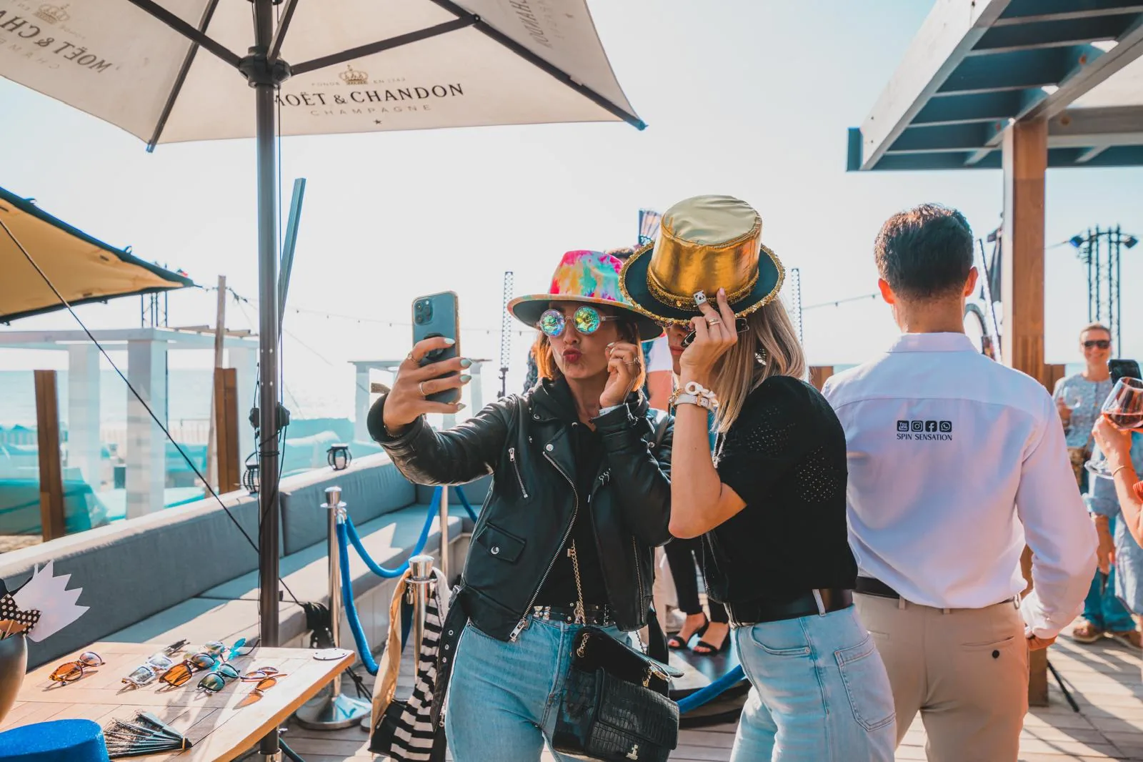 Strandfeest met Moët & Chandon en hoeden