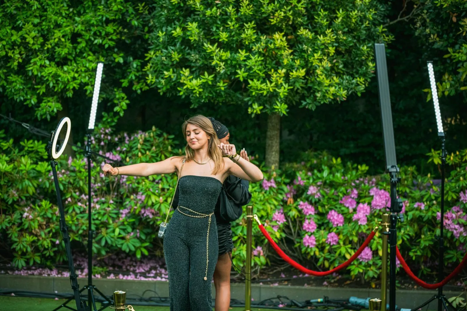 Gast in glitter jumpsuit op videobooth platform