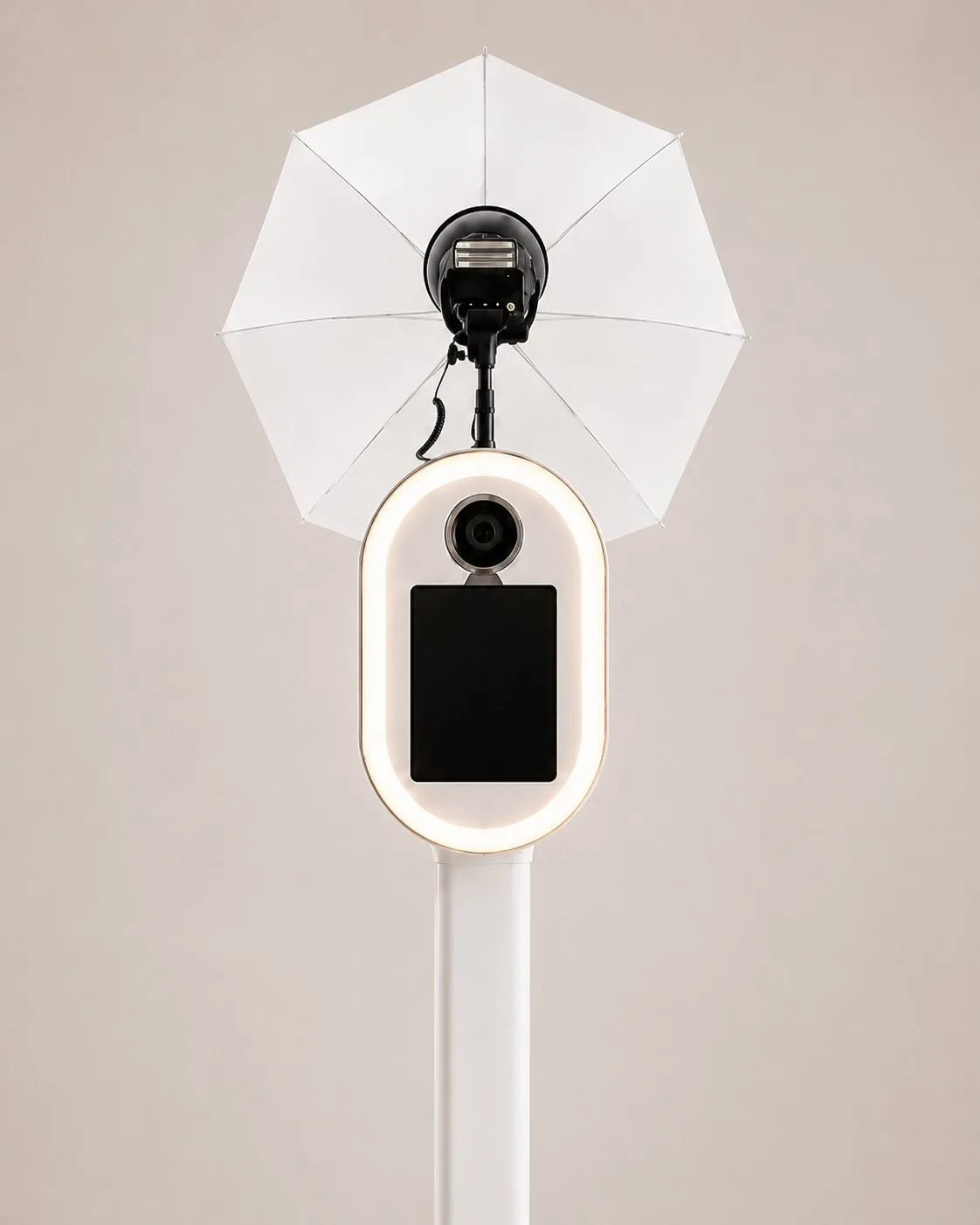 Pro Photobooth, strakke witte iPad-photobooth met DSLR camera en paraplu-flitser